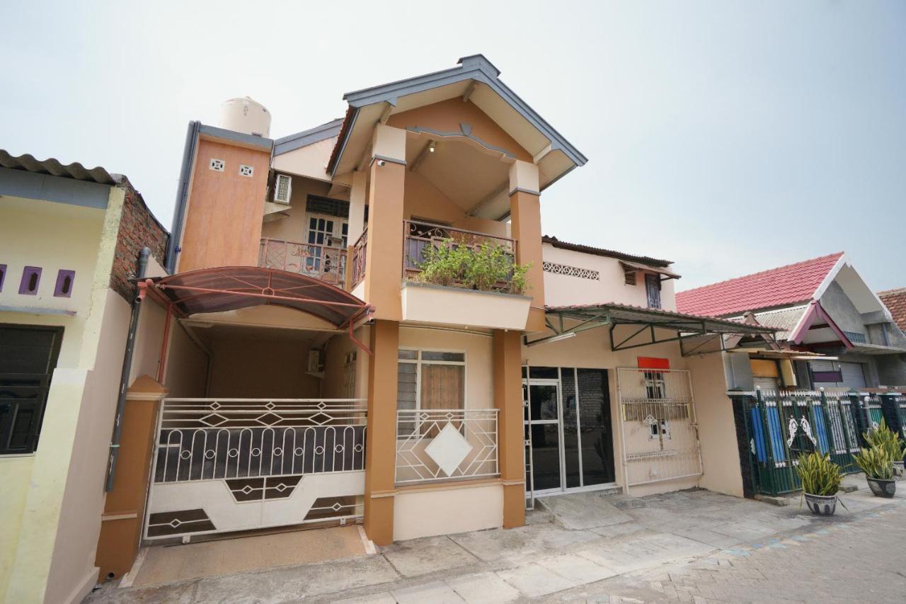 Oyo 2656 Az Zahra Residence Syariah Сурабая Екстер'єр фото